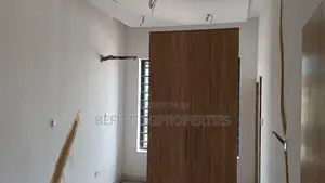 Stunning 3-Bedroom Flat