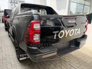 New Toyota Hilux 2025 Black