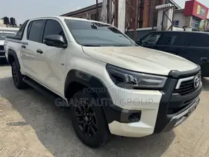 Toyota Hilux 2021 White