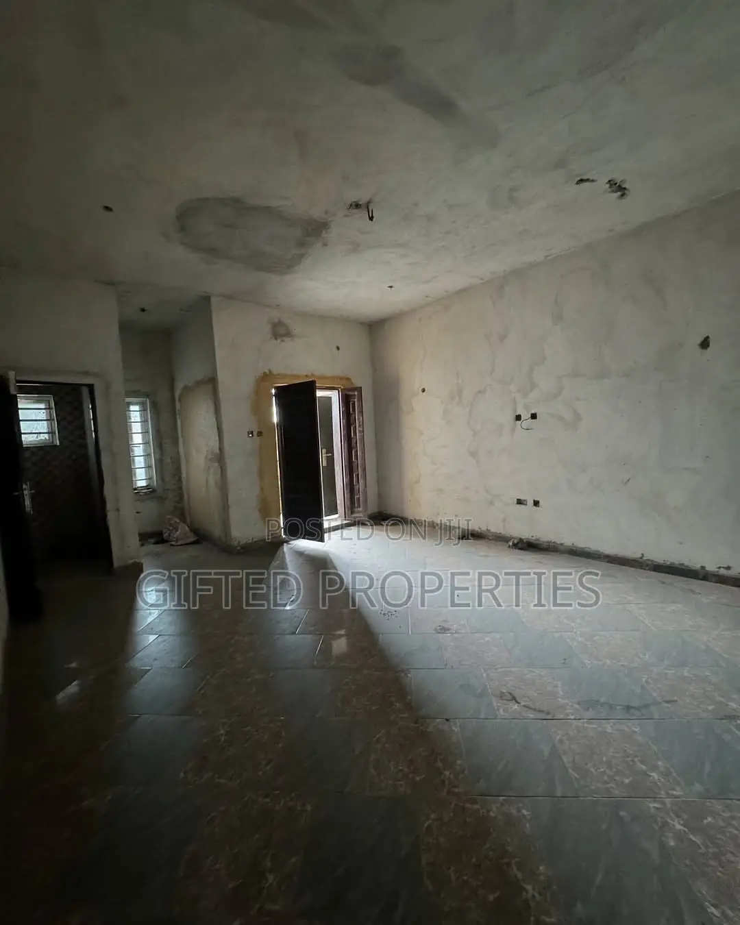 2bdrm Block of Flats in Sars Rd Ph, Port-Harcourt for sale