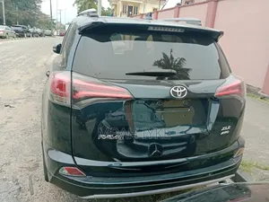 Toyota RAV4 XLE AWD 2019 Blue