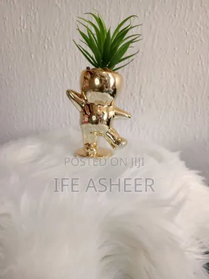 Gold Flower Vase for Shelves/Tables 01
