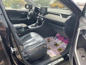 Toyota RAV4 XLE Premium 2021 Black