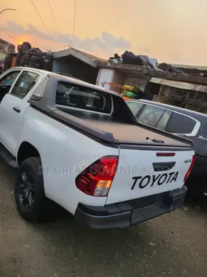 Manual Rolling Boot Cover for Toyota Hilux 2024