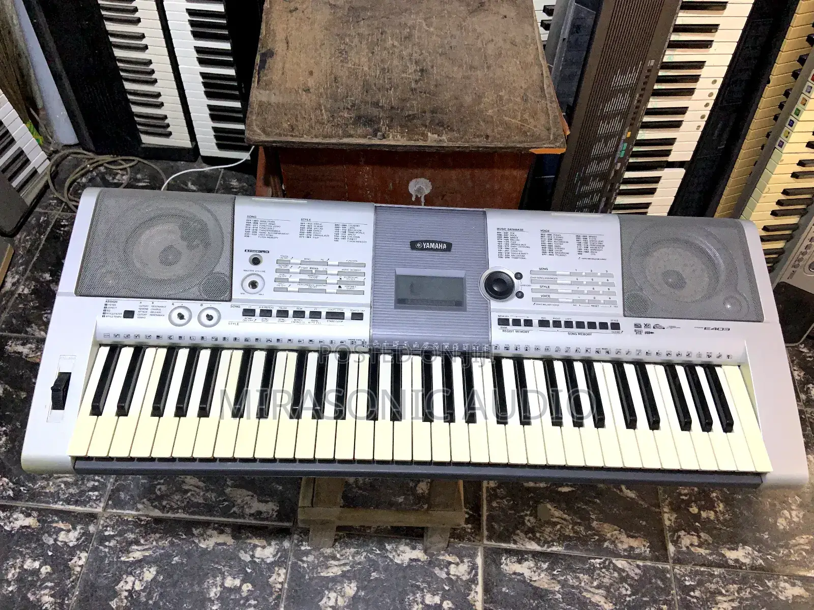 Yamaha E403 Electronic Keyboard