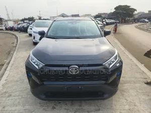 Toyota RAV4 XLE 2021 Black