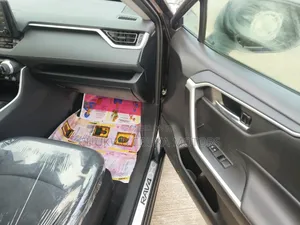 Toyota RAV4 XLE 2021 Black