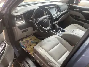 Toyota Highlander XLE 4x4 V6 (3.5L 6cyl 8A) 2018 Blue