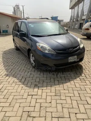 Toyota Sienna LE 2009 Gray
