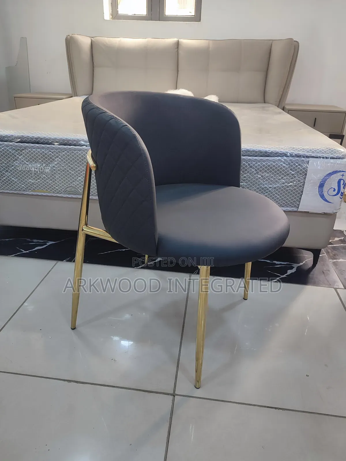 Coffee / Discussion Chair