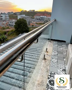 Glass Tampered With Side Rail and Spigot Base