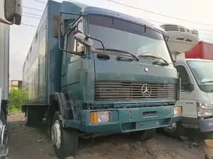 1517 Mercedes Benz Container Truck
