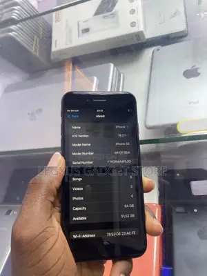 Apple iPhone SE (2020) 64 GB Black