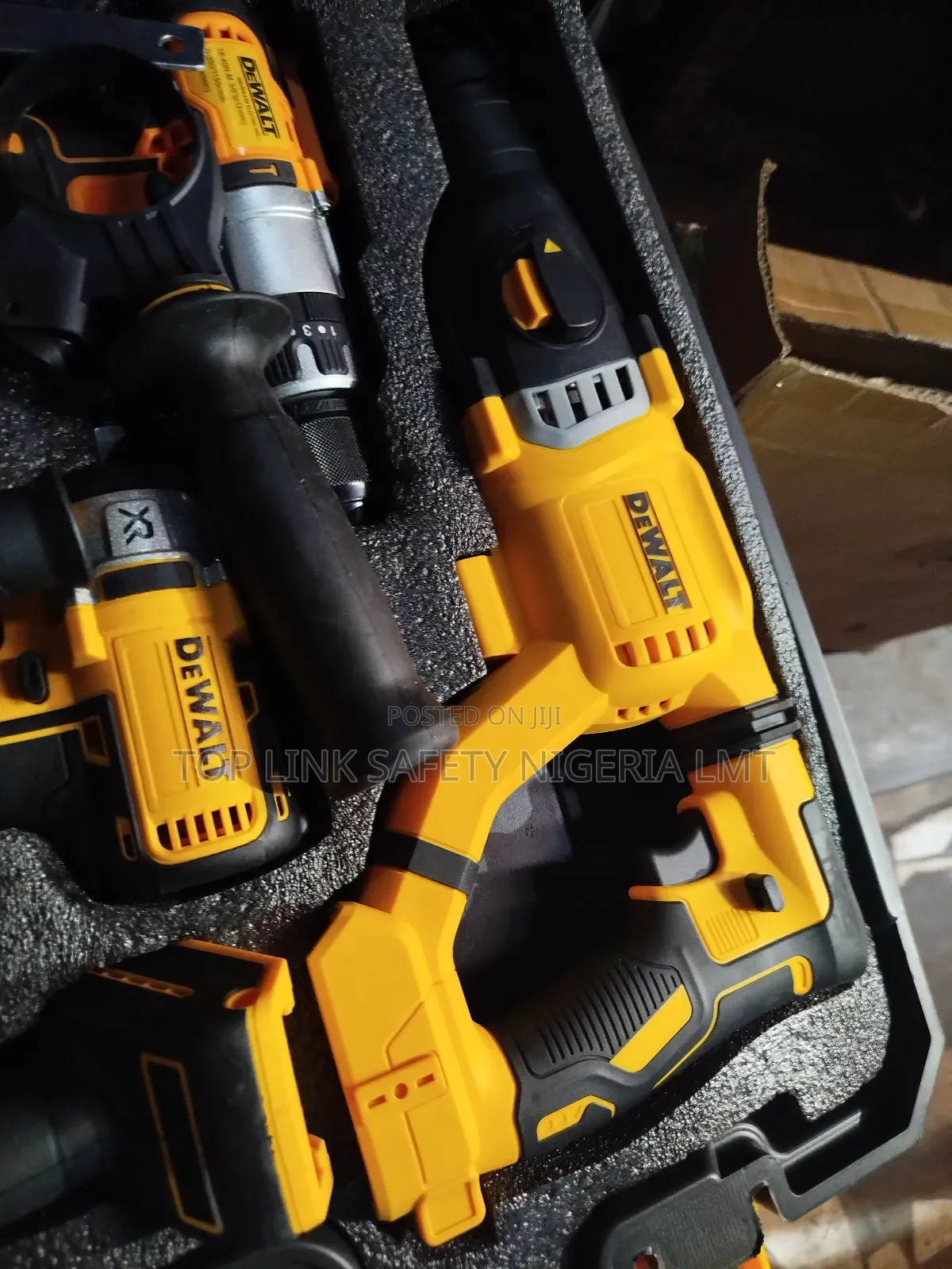 Dewalt Machine Combo 4 in 1 Battery 280volt.
