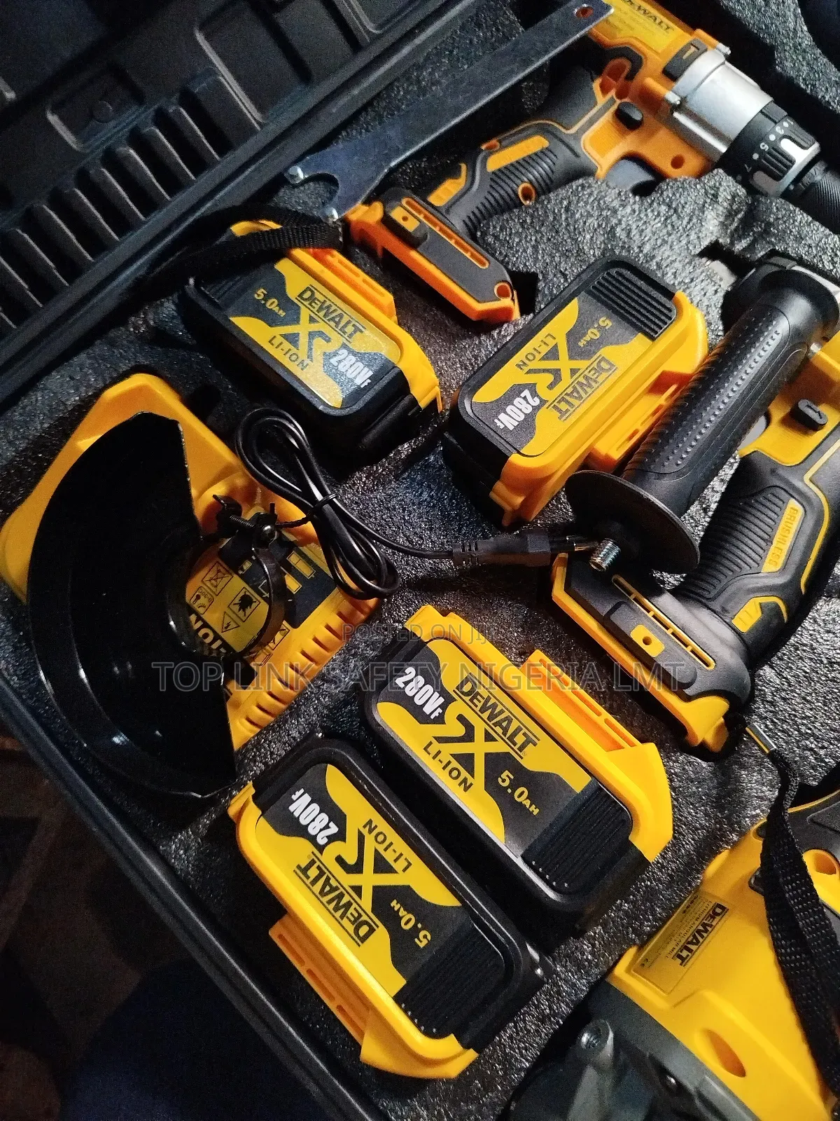 Dewalt Machine Combo 4 in 1 Battery 280volt.