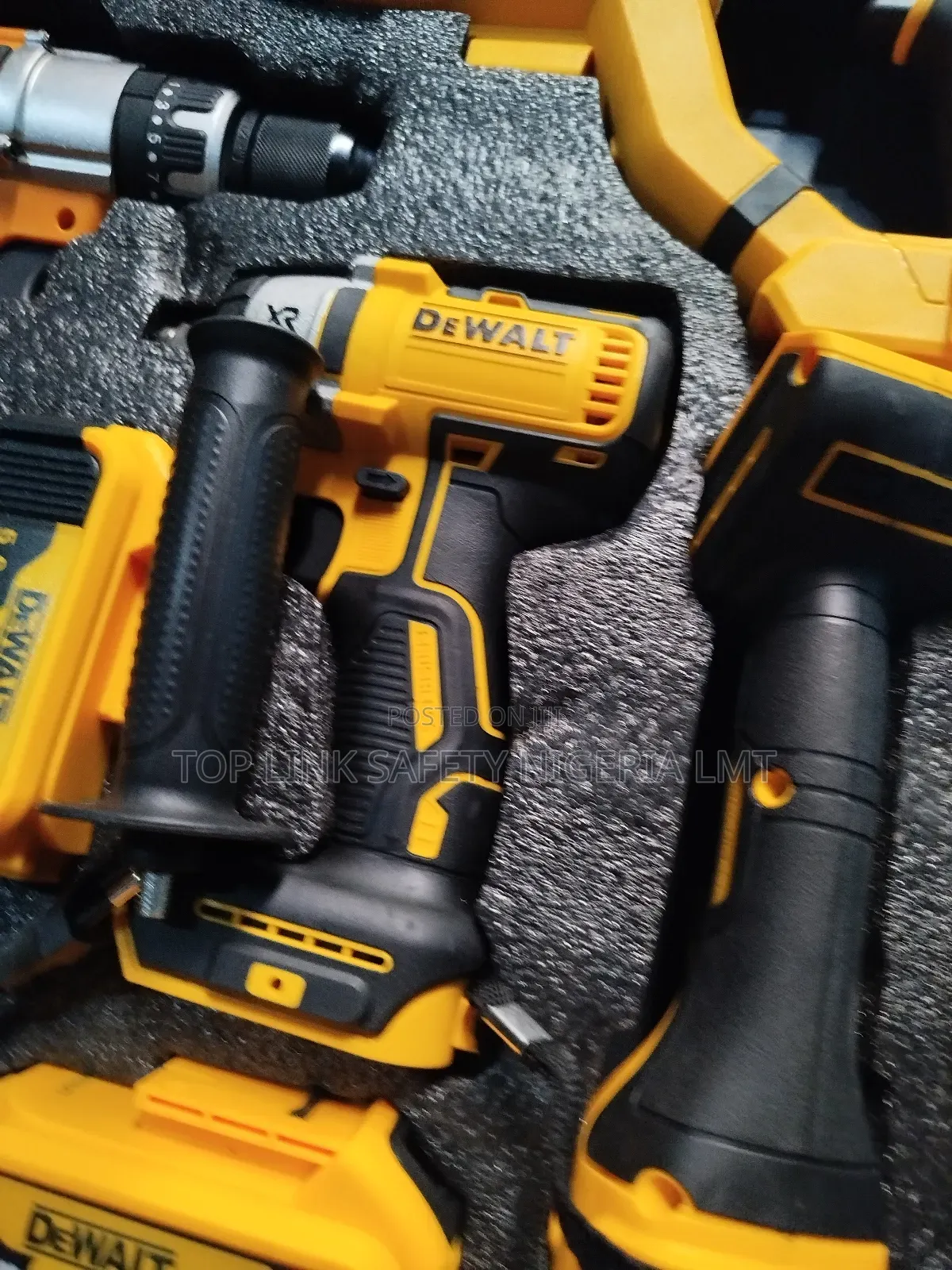 Dewalt Machine Combo 4 in 1 Battery 280volt.