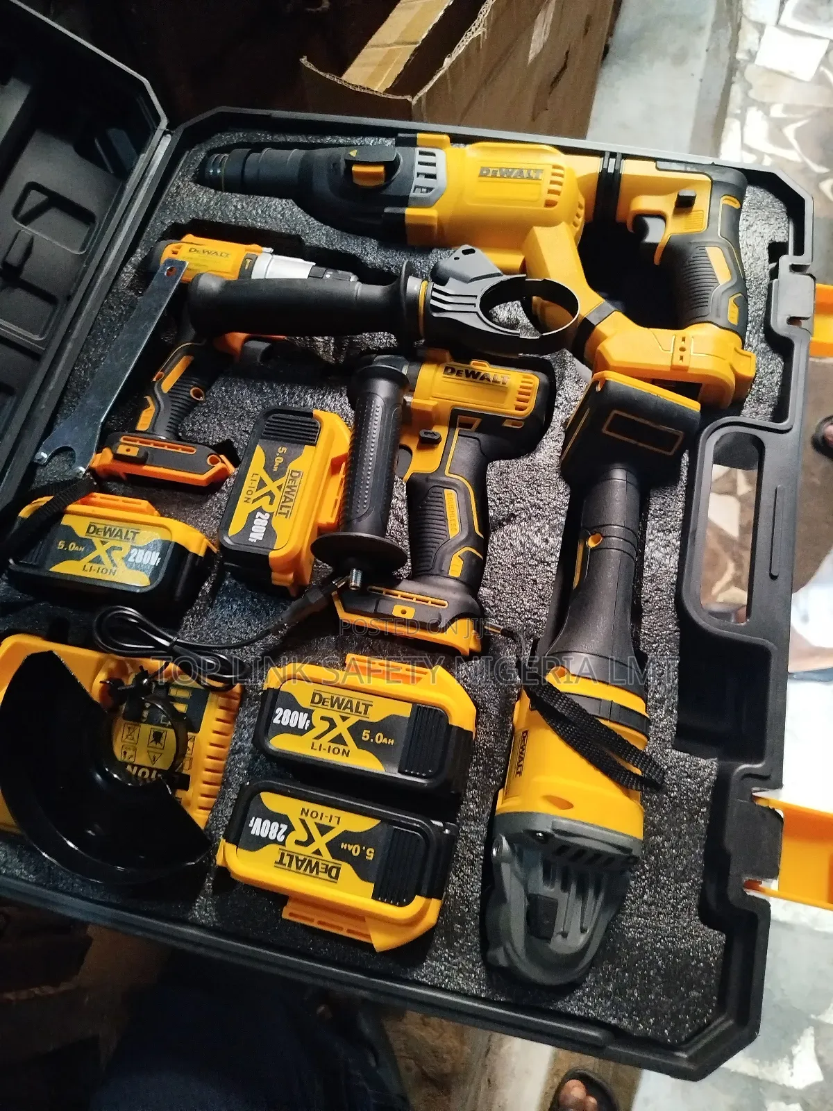 Dewalt Machine Combo 4 in 1 Battery 280volt.