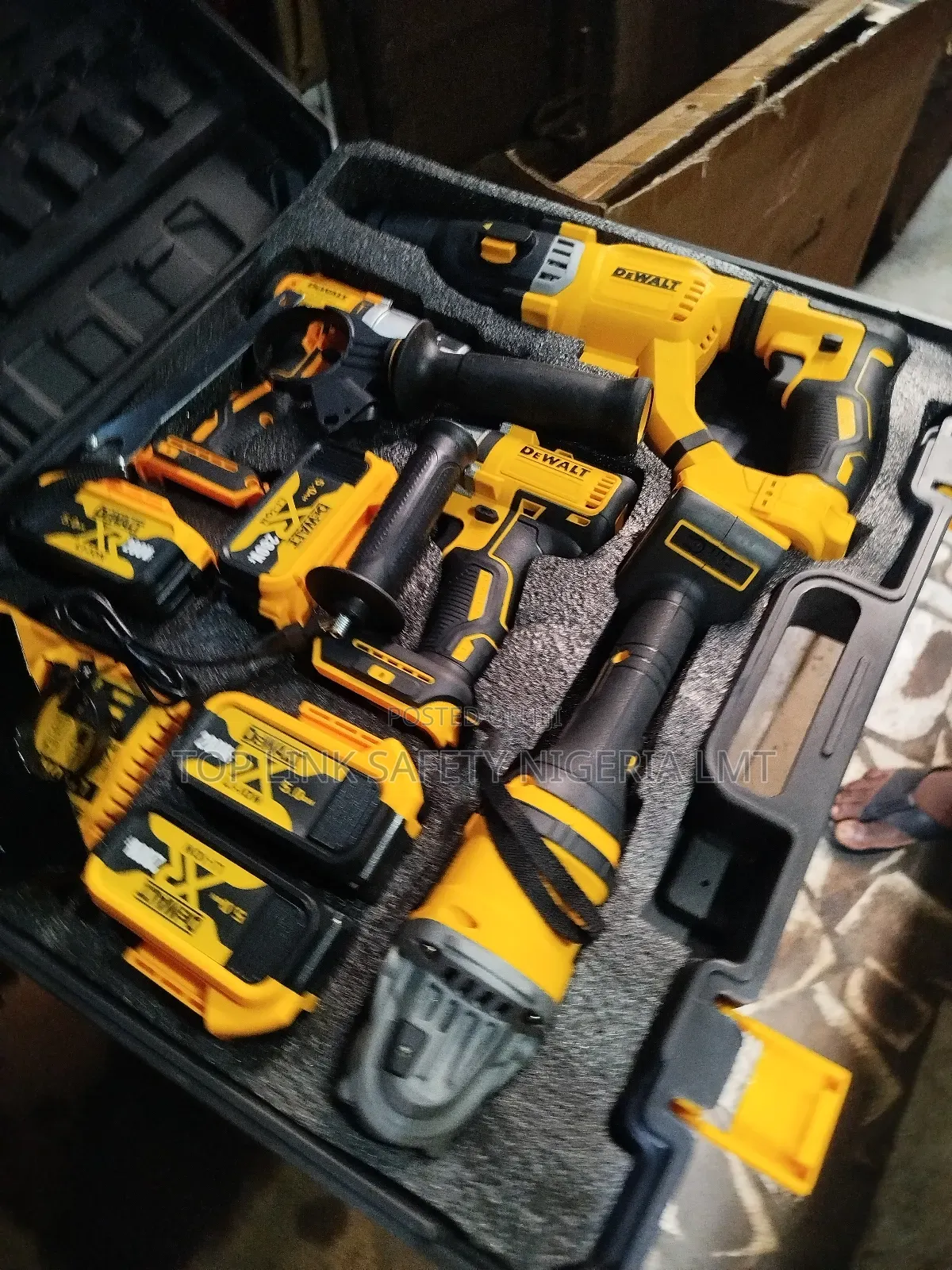 Dewalt Machine Combo 4 in 1 Battery 280volt.