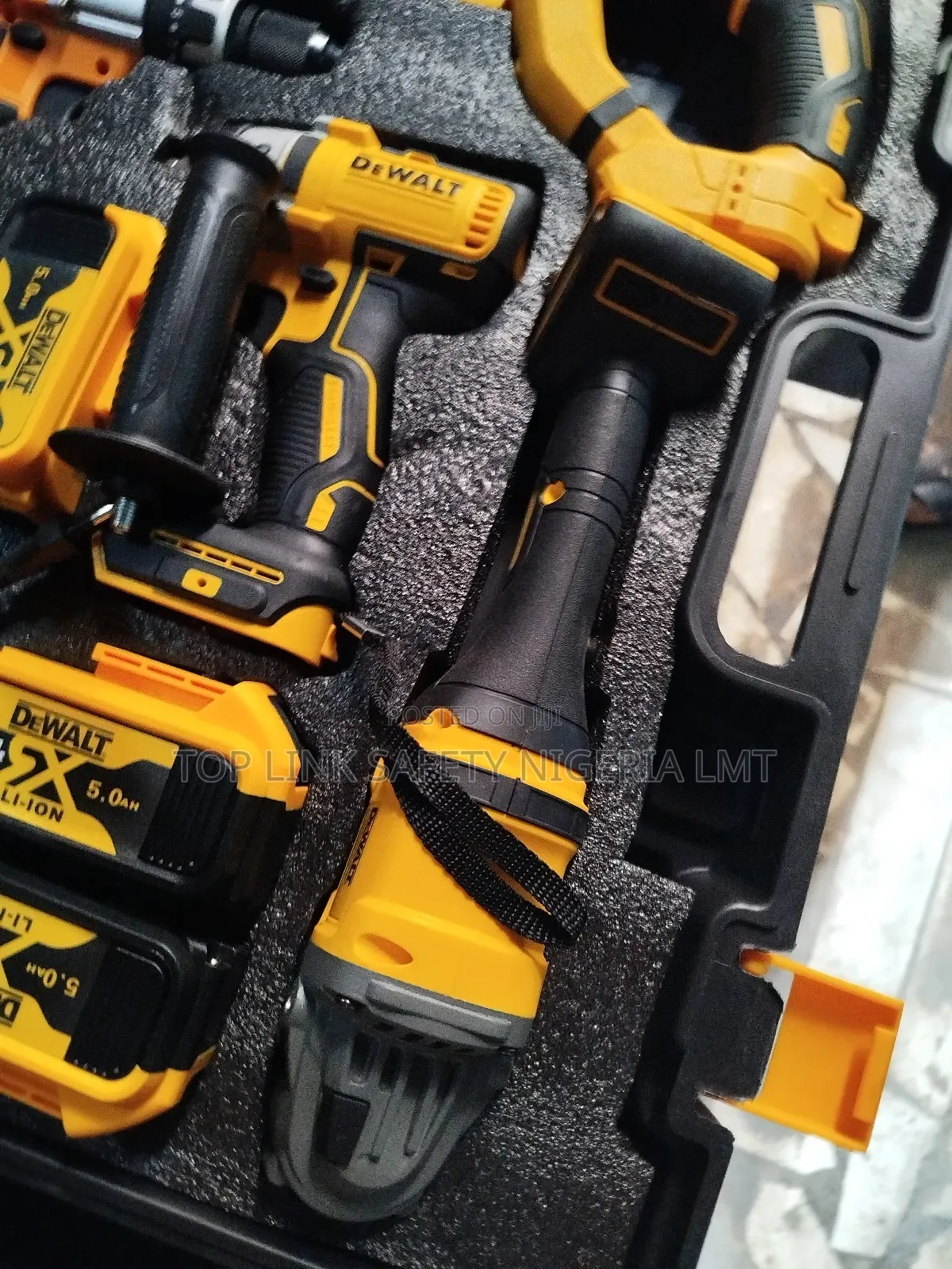 Dewalt Machine Combo 4 in 1 Battery 280volt.