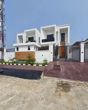5bdrm Duplex in Chevron for sale