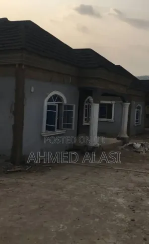 18bdrm Bungalow in Mini Estate, Ado Ekiti for sale