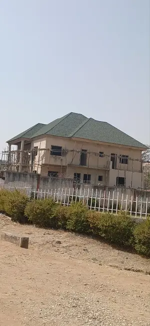 5bdrm Duplex in Jos for sale
