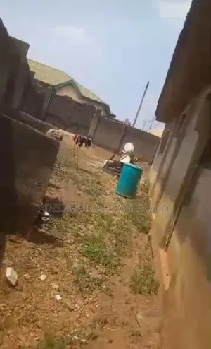 5bdrm Bungalow in Ishokan Estate Akobo for sale