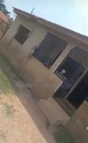 5bdrm Bungalow in Ishokan Estate Akobo for sale