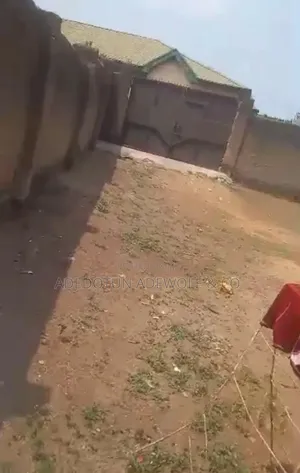 5bdrm Bungalow in Ishokan Estate Akobo for sale