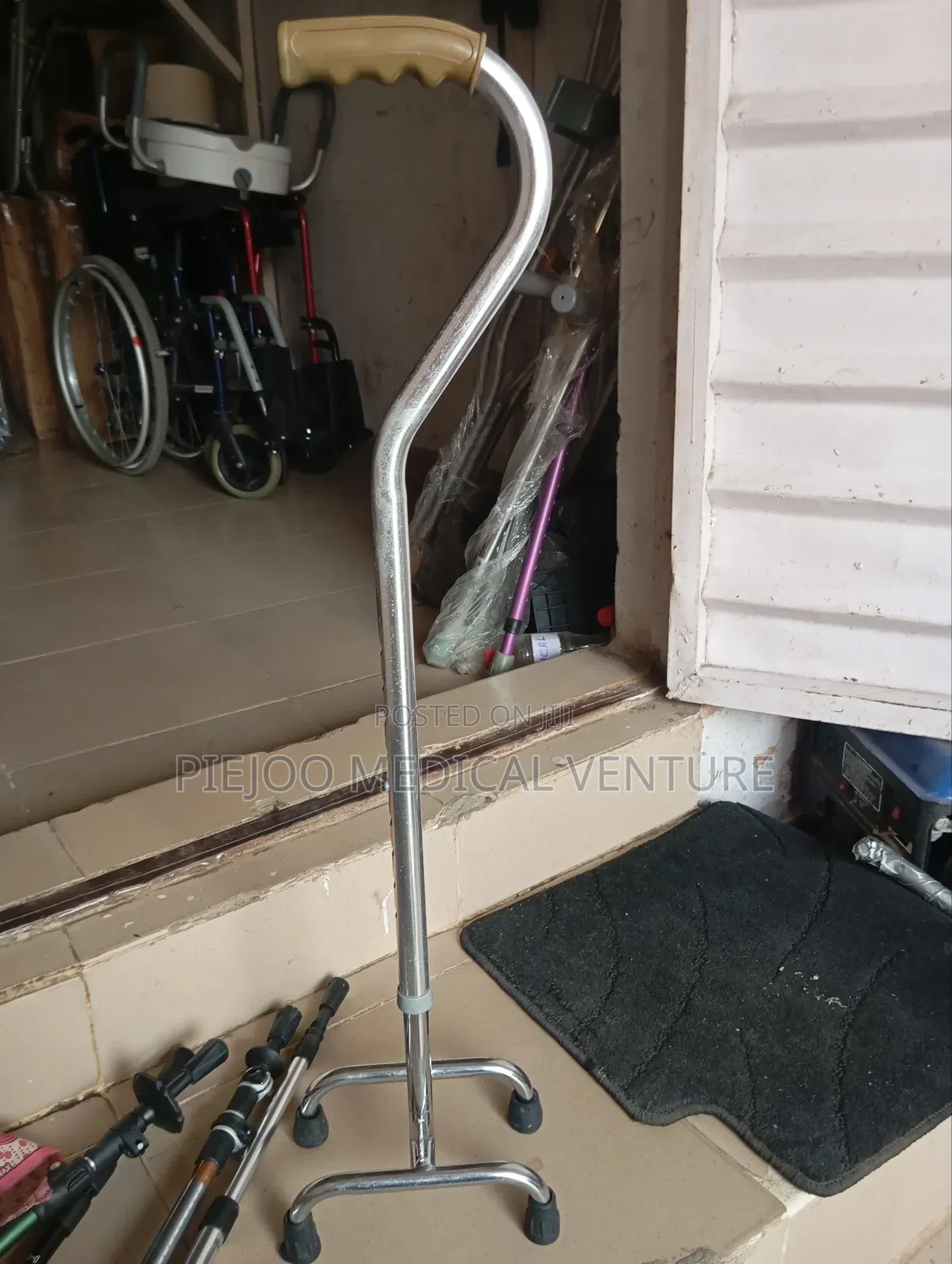 Walking Stick With 4 Stand