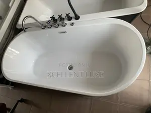 Round Free Standing Bathtub With Mixer Tap