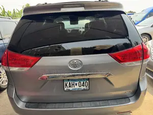 Toyota Sienna XLE AWD 7-Passenger 2013 Silver