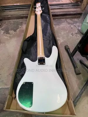 Alvarez 4 Strings Bass Guitar