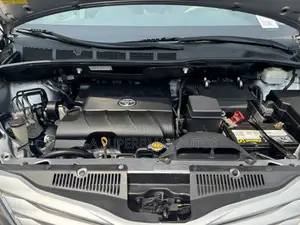 Toyota Sienna XLE AWD 7-Passenger 2013 Silver