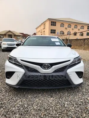 Toyota Camry SE FWD (2.5L 4cyl 8AM) 2018 White