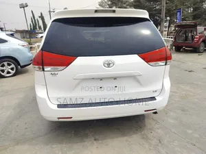 Photo - Toyota Sienna LE 8 Passenger 2012 White