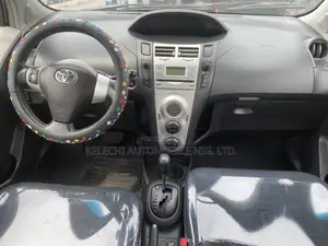 Toyota Yaris Base Sedan 4dr 2010 Silver