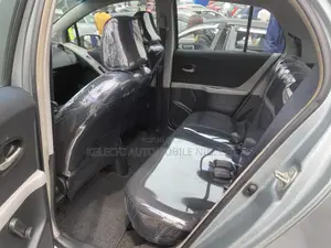 Toyota Yaris Base Sedan 4dr 2010 Silver