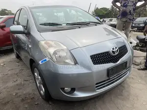 Toyota Yaris Base Sedan 4dr 2010 Silver
