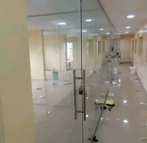 Office Partition With 10 Mm Thick Glass