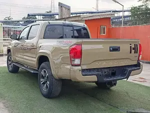 Toyota Tacoma TRD Off Road 2017 Gold