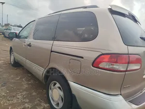 Photo - Toyota Sienna 2003 Gold