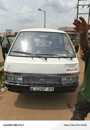 Photo - Nissan Vanette 1995 White