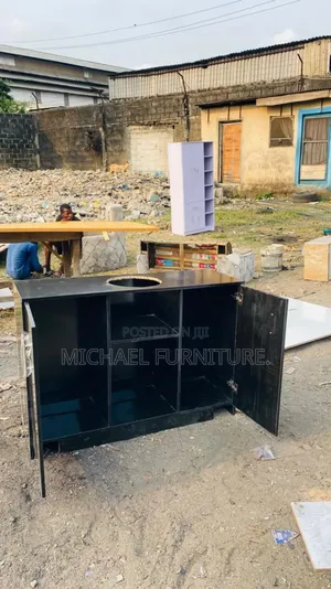 Well Crafted High Quality 4x3 TV Stand
