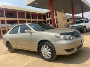 Photo - Toyota Camry 2006 Gold