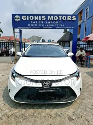 Toyota Corolla LE 2021 Off white