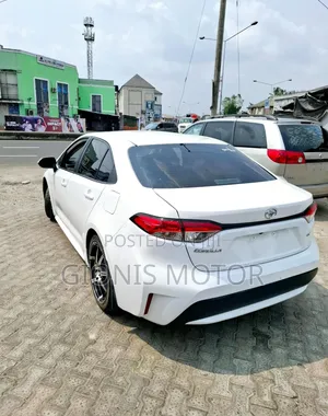 Toyota Corolla LE 2021 Off white