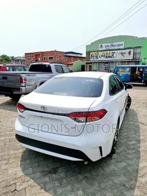 Toyota Corolla LE 2021 Off white