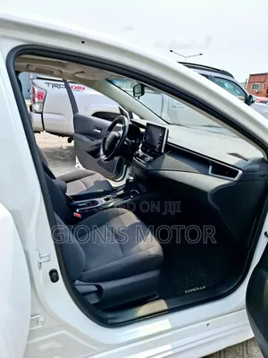 Toyota Corolla LE 2021 Off white