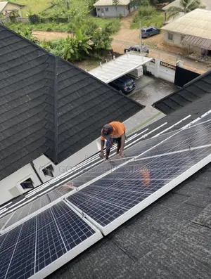 Professional Solar Installer. Best Solar Worker Risk We Take